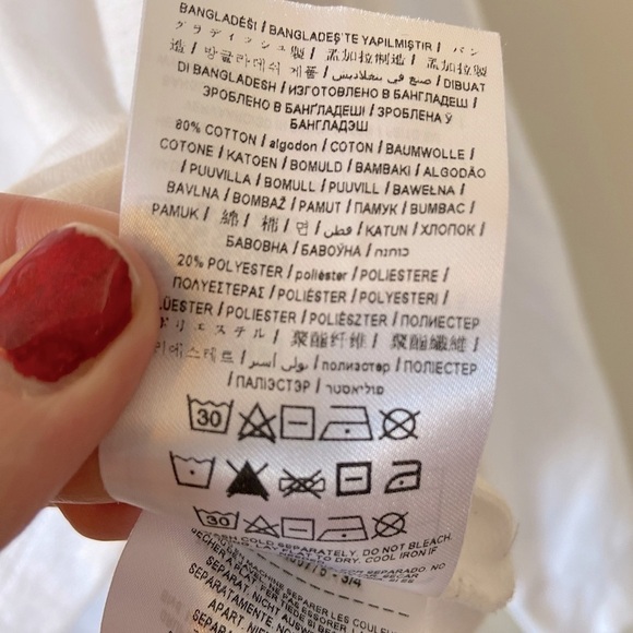 ⭐️2 FOR $20⭐️ Guess White Cropped Sweatshirt. Fits medium. - Picture 7 of 7